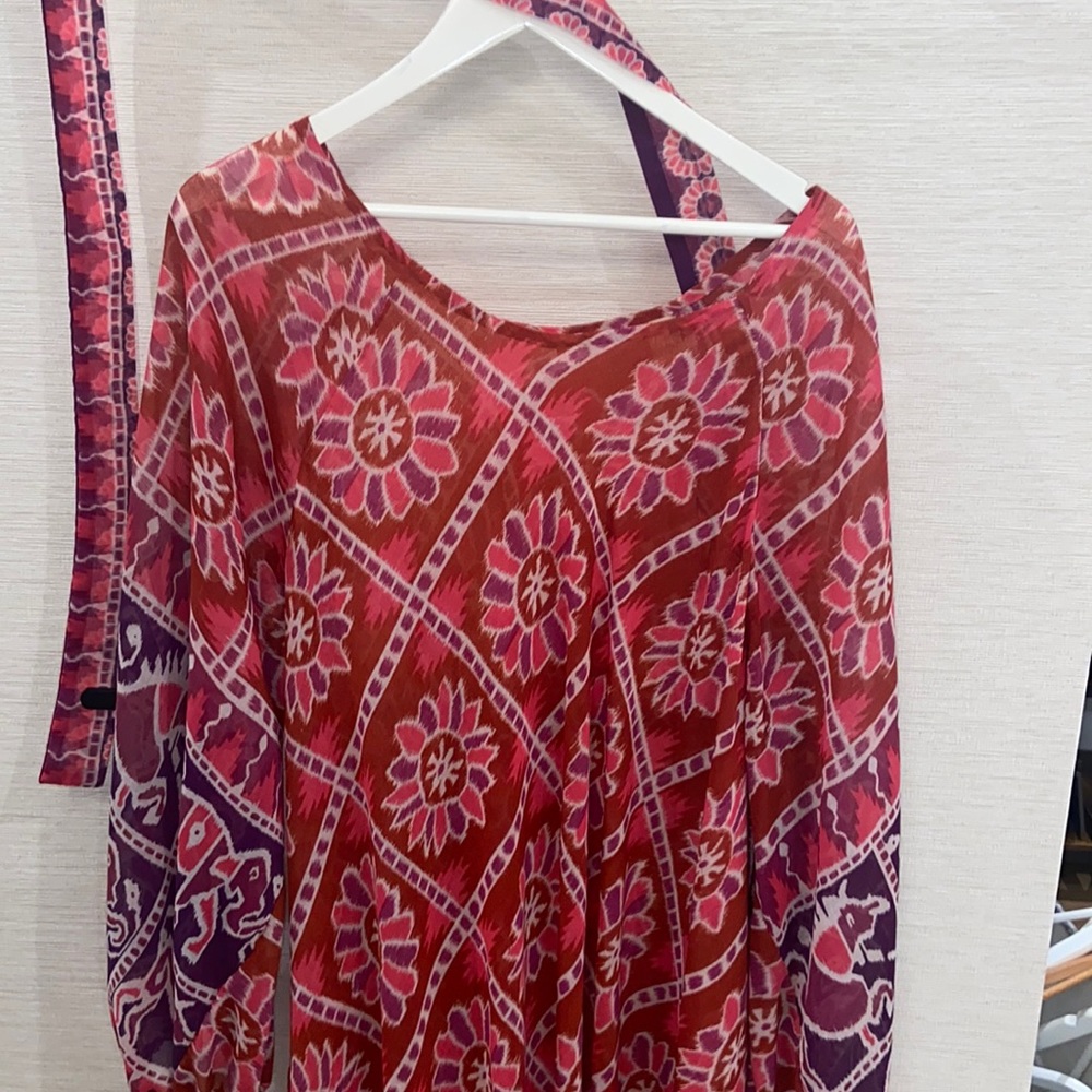 Beautiful African piece floral very colorful and comfortable barely used vintage